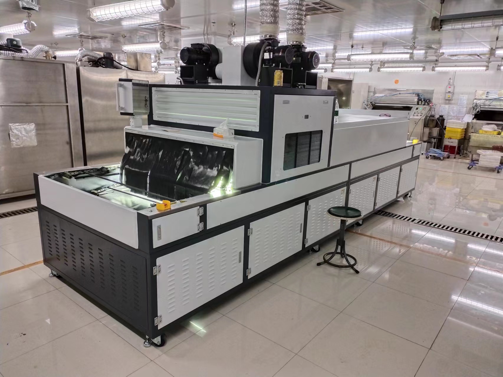 UV ovens for industrial curing of UV coatings, inks and adhesives. Customized UV lamps, chamber dimensions, conveyor speed and irradiation configuration for production lines.